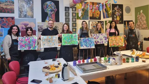 Gruppe zeigt Kunstwerke in geschmücktem Raum mit Gemälden.