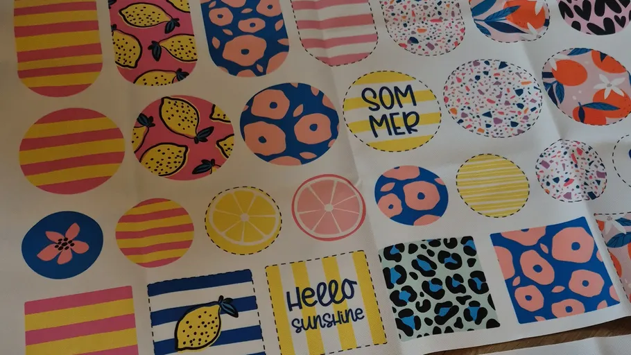 Bunte gemusterte Aufkleber auf weißem Hintergrund.