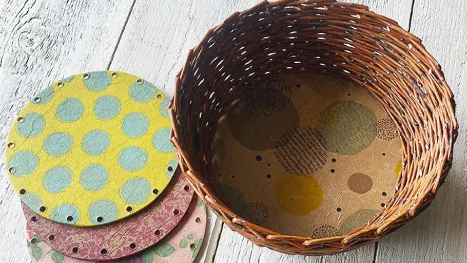 Korb mit bunten, kreisförmigen Böden.