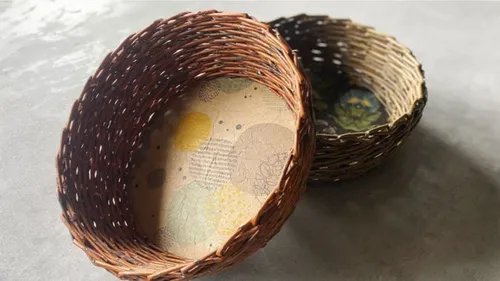 Zwei Korbkörbe mit bunten Innenseiten.