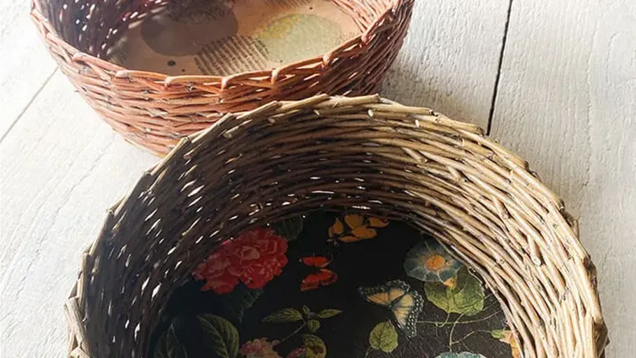 Zwei geflochtene Körbe auf Holztisch.