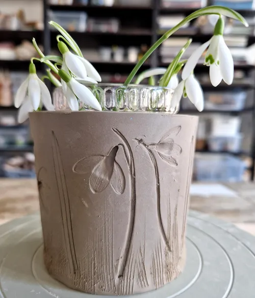 Schneeglöckchen in Vase mit Gravur innen.