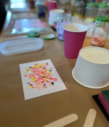 Bastelmaterialien auf einem Tisch angeordnet.