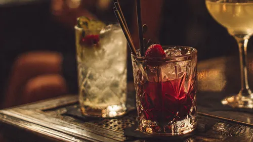 Cocktails auf einem Holztisch.