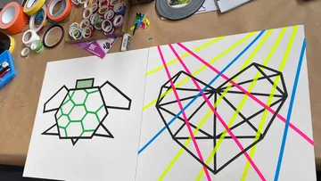 Geometrische Kunst mit farbigem Klebeband auf Leinwand.