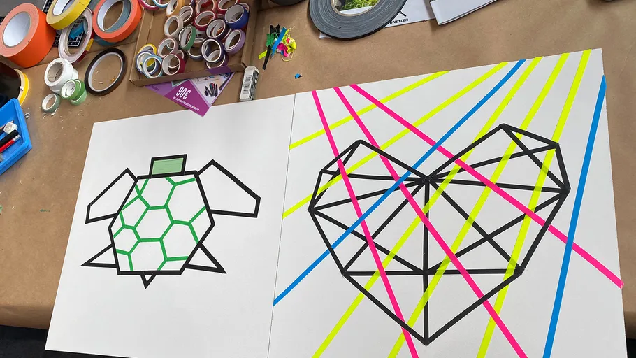 Geometrische Kunst mit farbigem Klebeband auf Leinwand.