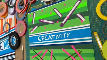 Buntes Kunstwerk mit Klebeband, 'CREATIVITY'.