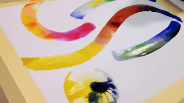 Bunte Farbstreifen auf weißem Papier.