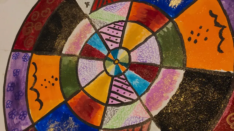 Bunte geometrische Mandala mit verschiedenen Formen.