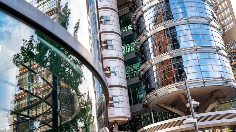 Moderne Glas- und Stahlgebäude Außenansicht.