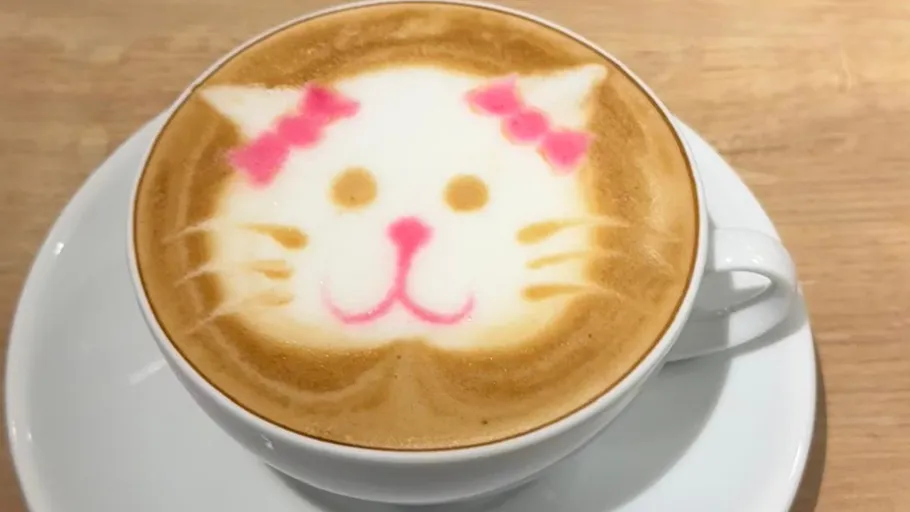 Katzen-Gesicht Latte Art in einer Tasse.