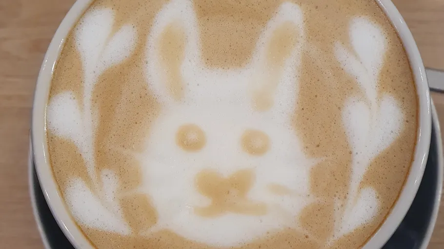 Latte-Kunst mit Kaninchenmotiv