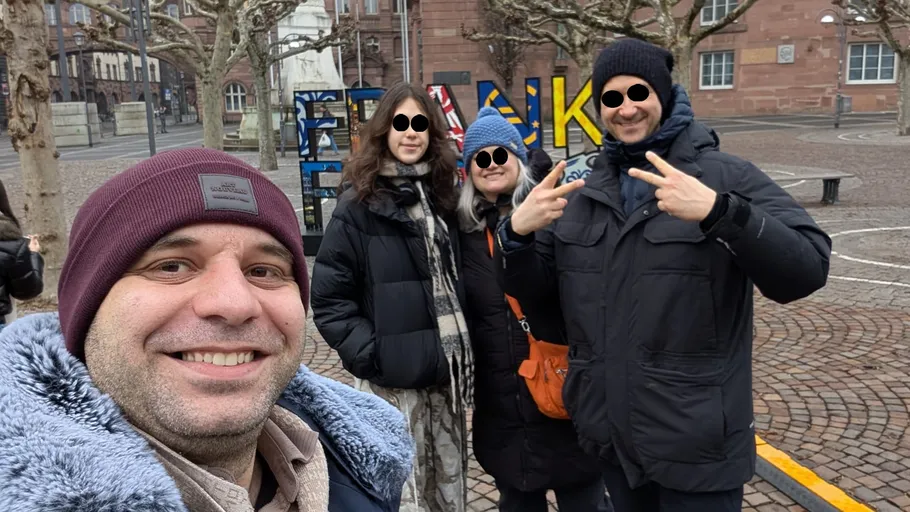 Gruppe posiert am bunten Frankfurt-Schild.