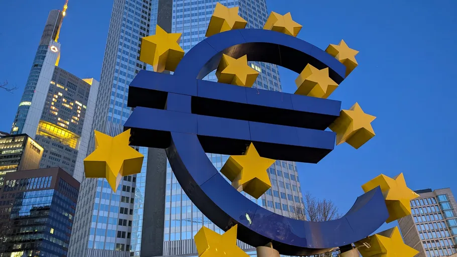 Euro-Skulptur vor Wolkenkratzern.