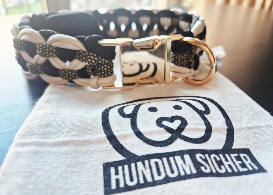 Geflochtenes Hundehalsband auf Markenstoff.