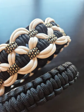 Nahaufnahme von zwei geflochtenen Paracord-Armbändern.