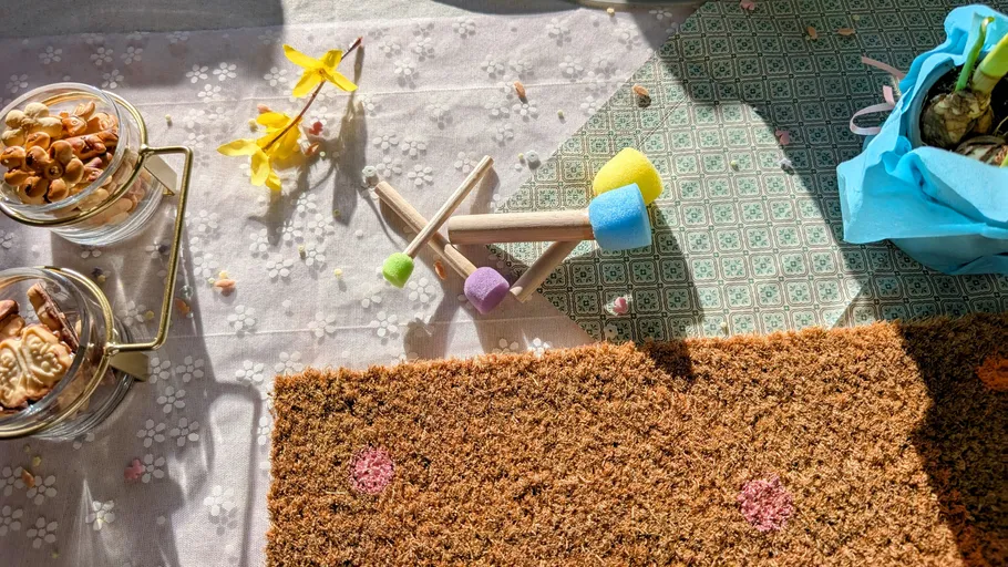 Buntes Minigolf-Setup mit Snacks und Dekoration.