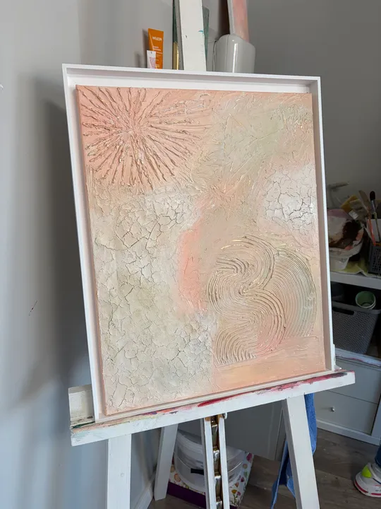 Texturiertes abstraktes Gemälde auf Staffelei im Atelier.