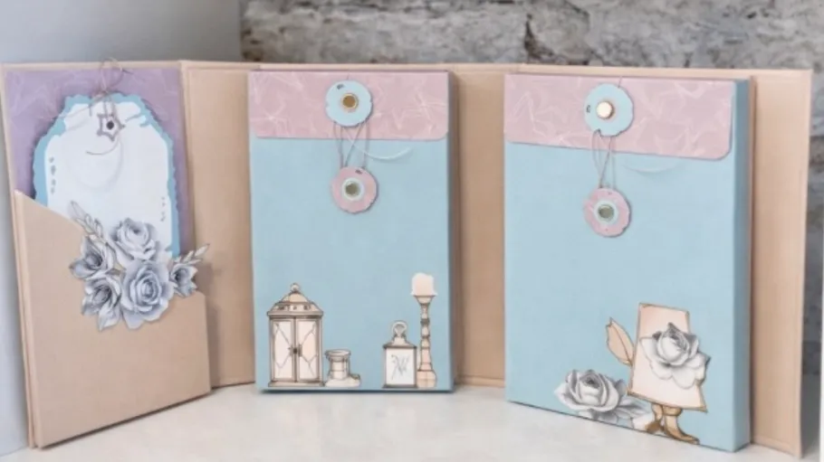 Dekoratives Scrapbook mit Blumenmotiven offen gezeigt.