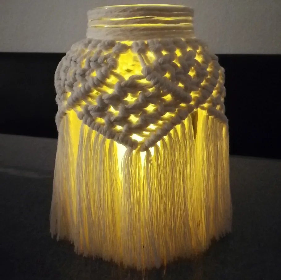 Makramee-überzogenes Glas leuchtet im Dunkeln.