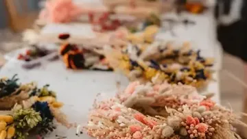 Getrocknete Blumenkränze auf einem Tisch.