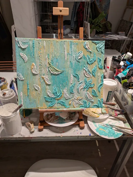 Strukturiertes Gemälde auf Staffelei im Atelier.