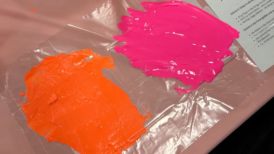 Zwei Farbflecken auf Plastikfolie.