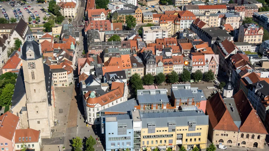 Luftaufnahme der Stadt mit Kirchturm.