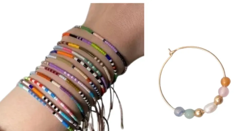 Schmuckwerkstatt-Anzeige mit Armbändern und Ohrringen.