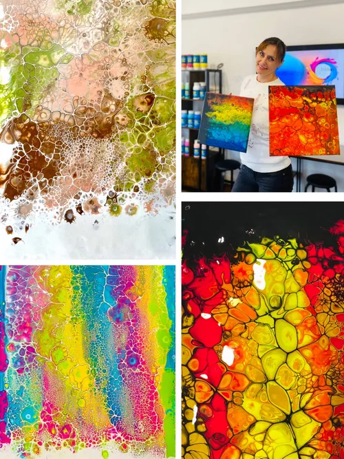 Person hält bunte abstrakte Gemälde drinnen.