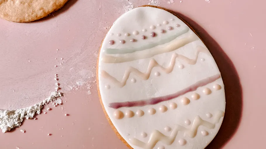 Decorated Easter egg cookie on table.