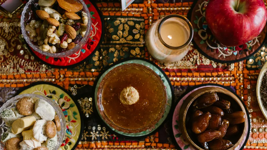 Dekorativer Tisch mit Früchten und Nüssen.