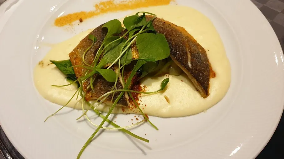 Fisch und Grünes auf cremigem Kartoffelpüree.