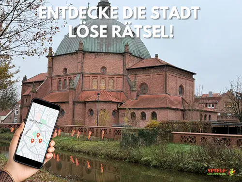 Hand hält Telefon, Kirche im Hintergrund.