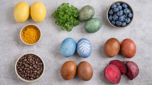 Bunte Eier mit natürlichen Farbstoffen angeordnet.
