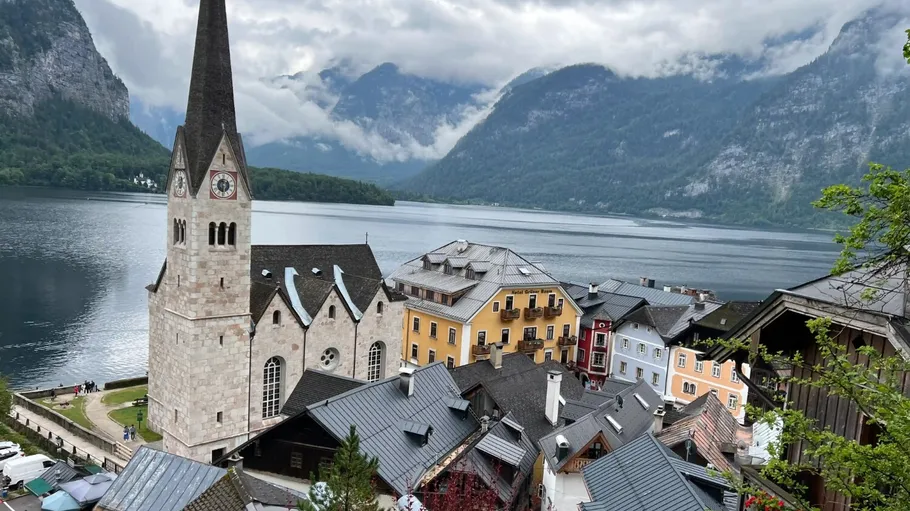 Kirche und Dorf am See, Berge dahinter.