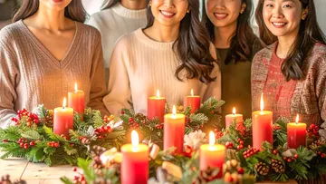 Frauen lächeln neben festlicher Kerzenanordnung.