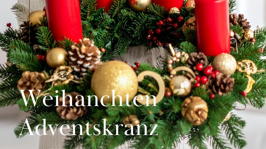 Adventskranz mit roten Kerzen und Ornamenten.
