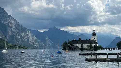 See mit Booten, Bergen und Schloss.