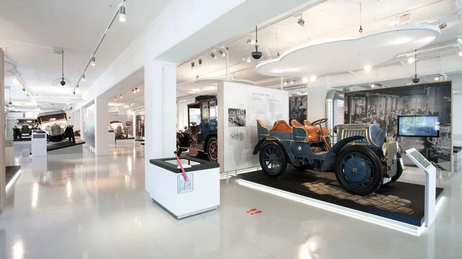 Klassische Autos im modernen Museum ausgestellt.