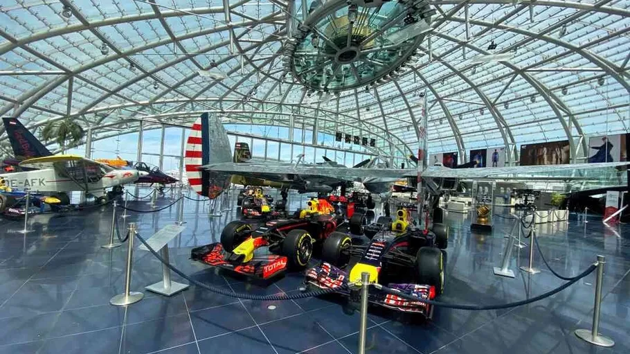 Rennwagen und Flugzeuge in Glashangar.