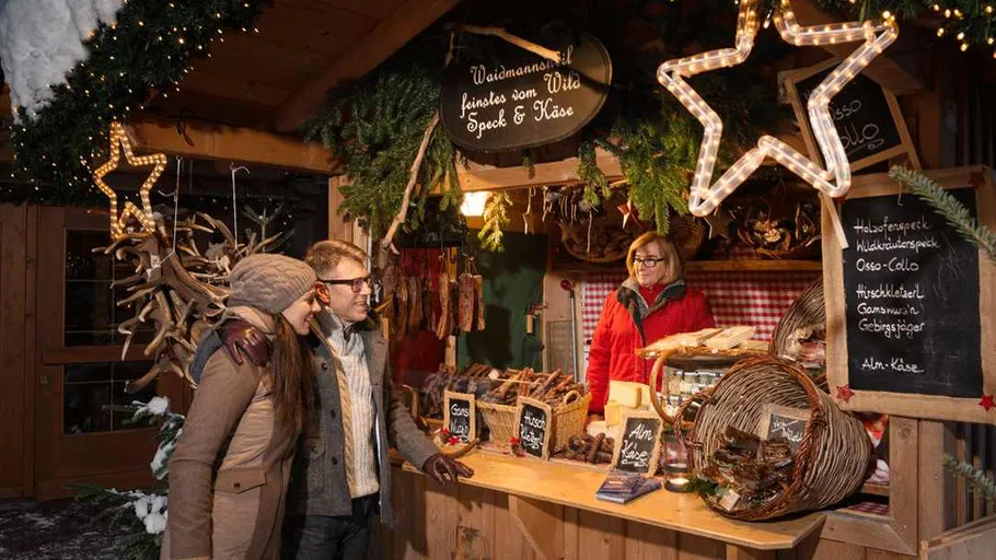 Paar kauft am Weihnachtsmarktstand ein.