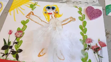 Kinderkunstwerk mit kreativem, farbenfrohem Collage.