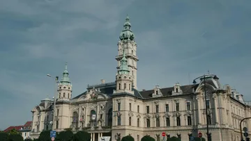 Historisches Gebäude mit Türmen unter blauem Himmel.