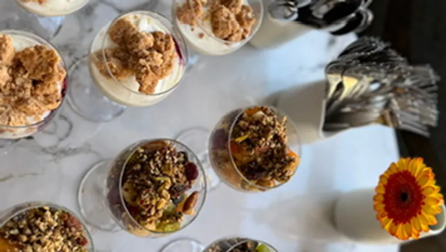 Desserts auf Marmortisch mit Besteck.