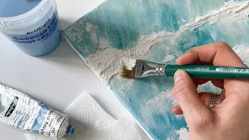 Hand malt texture mit weißer Farbe auf blauer Leinwand.