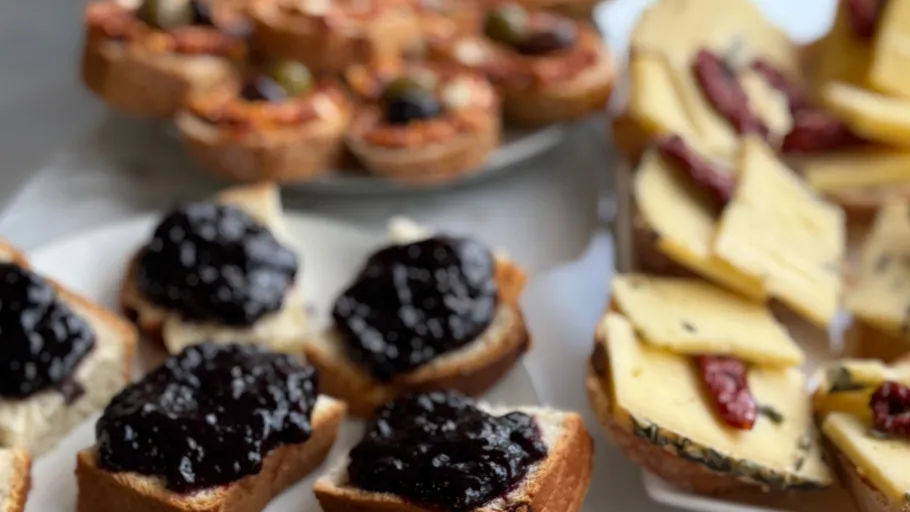 Brotscheiben mit Marmelade und Käseplatte.