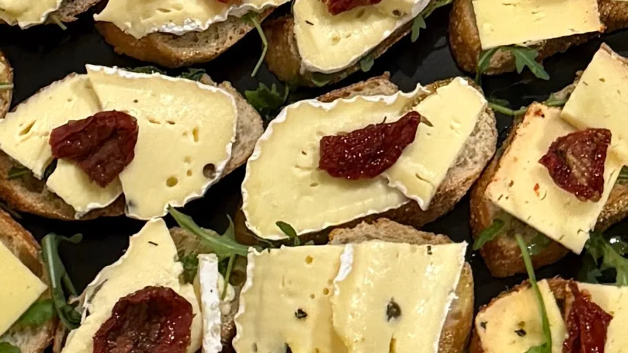 Brotscheiben mit Käse und Tomate belegt.