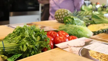 Frisches Gemüse und Ananas auf Küchentheke.