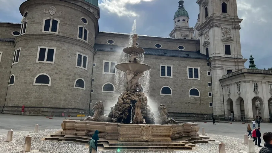 Prunkvoller Brunnen auf historischem Stadtplatz.